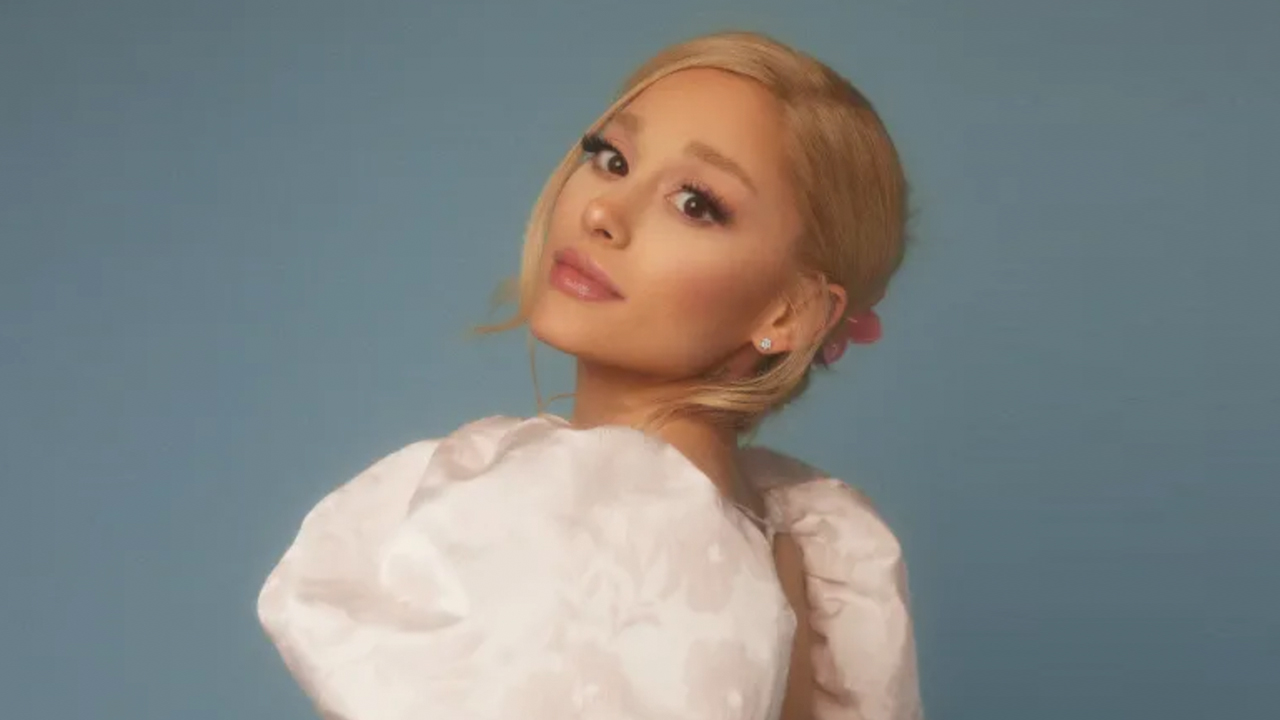 Ariana Grande – pevka meseca z albumom Petal Naslovnica